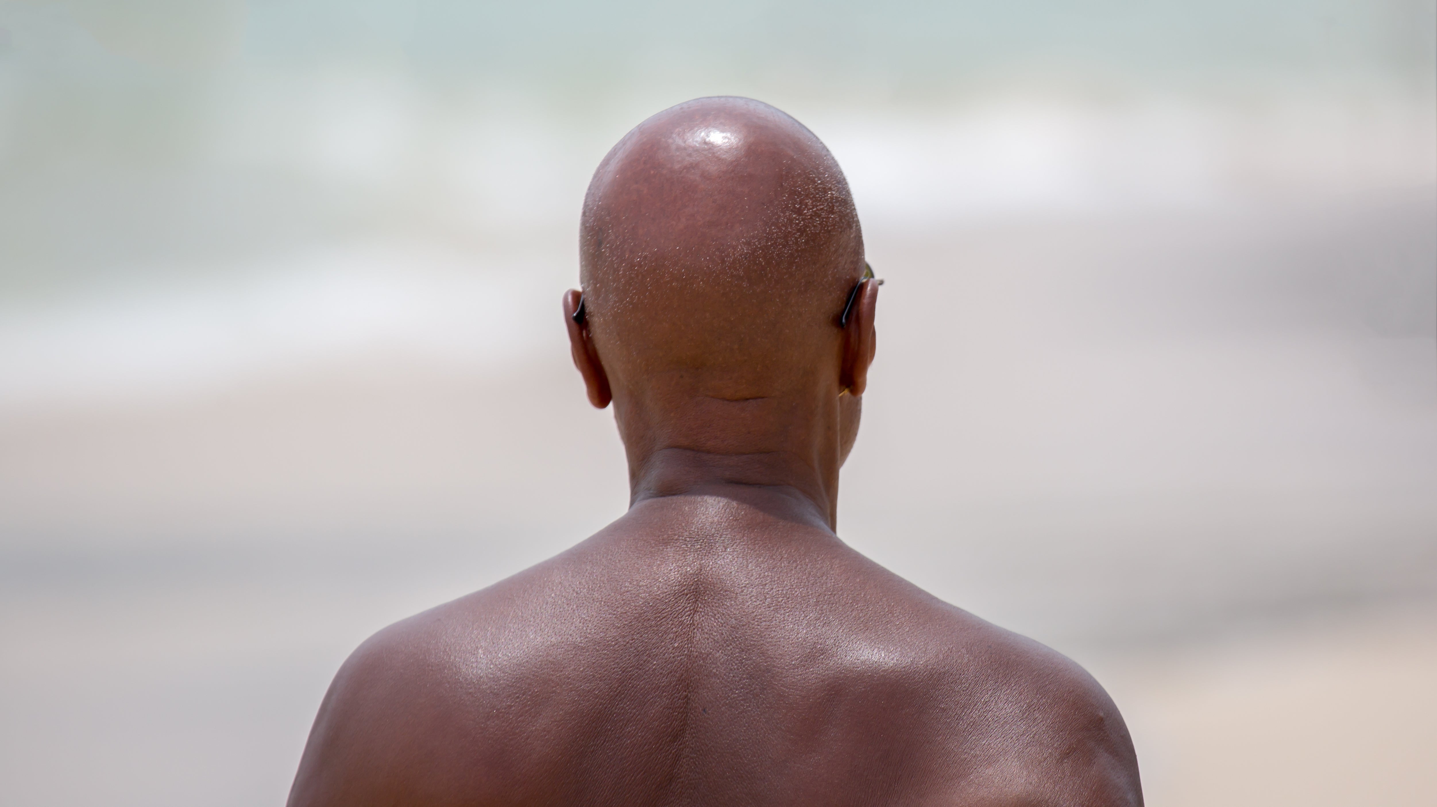 Mann mit Glatze in der Sonne