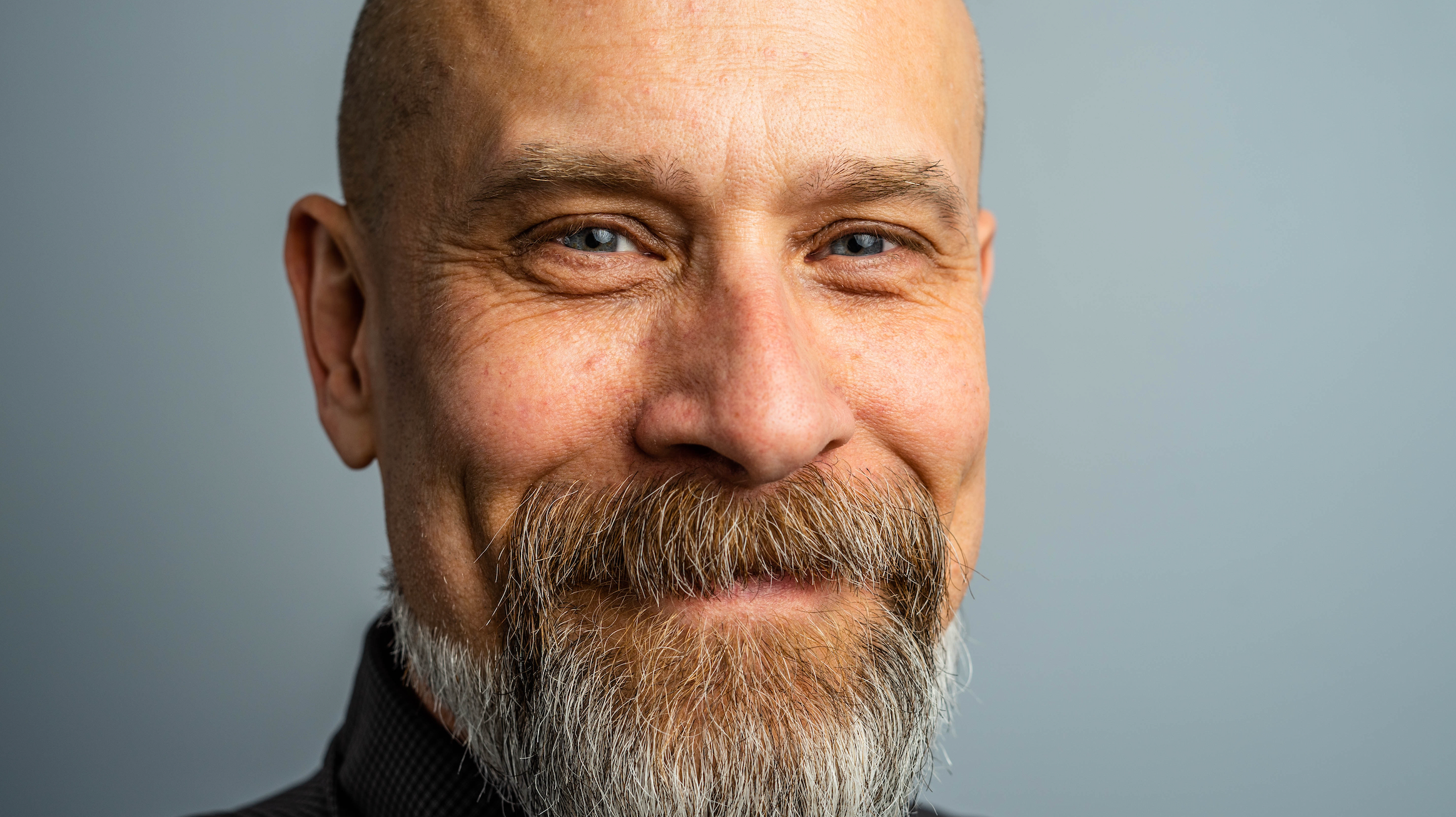 Glücklich mit Glatze: Die Vorteile von Glatzen und der Weg zu Selbstakzeptanz