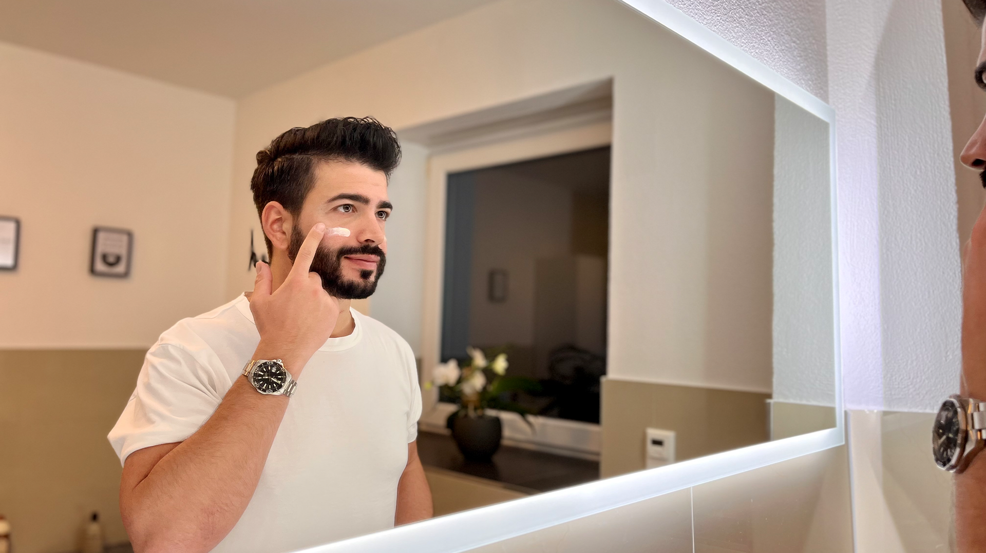 Mann benutzt das Best Face Scenario After Shave & Face Balm