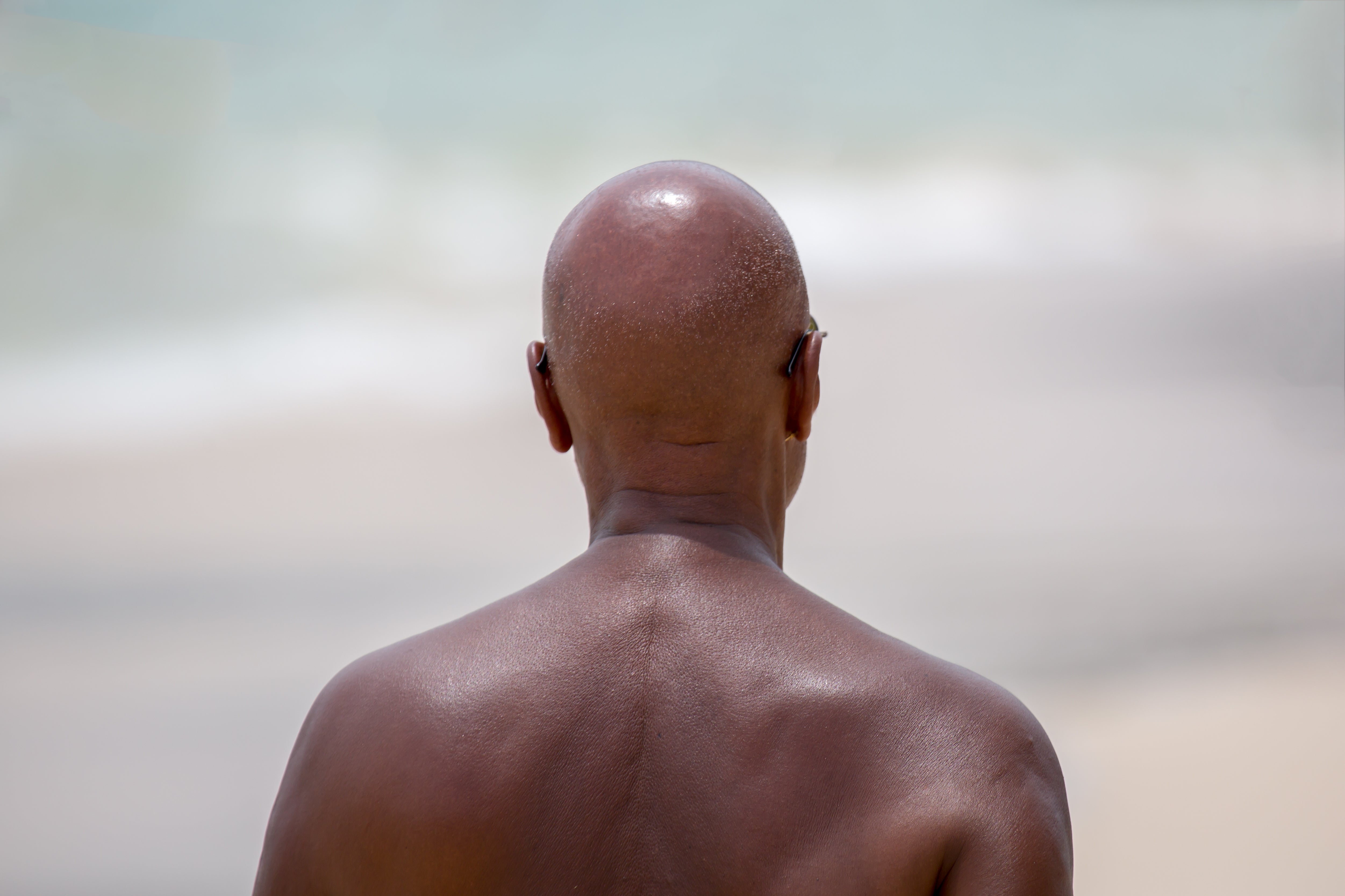 Mann mit Glatze in der Sonne