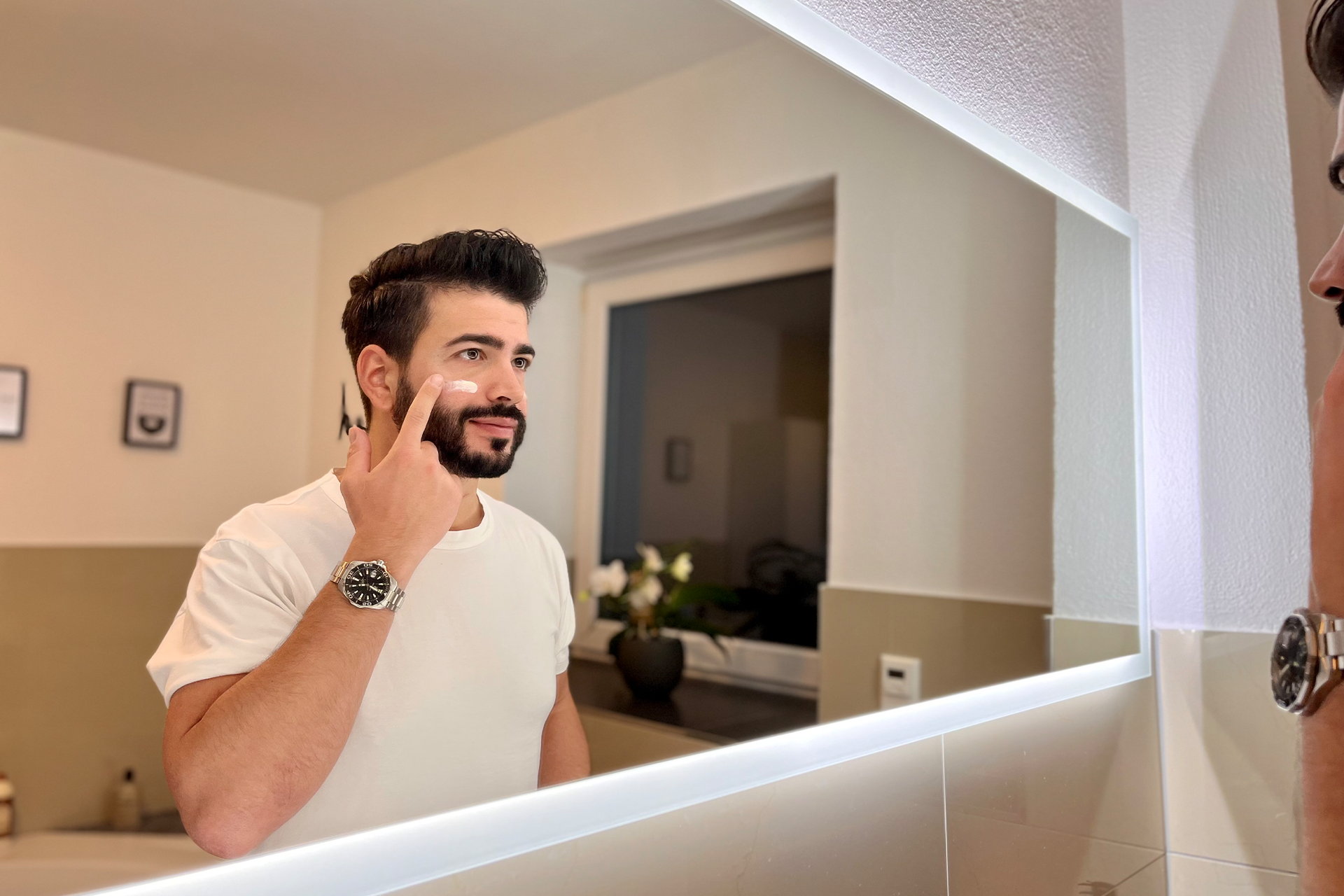 Mann benutzt das Best Face Scenario After Shave & Face Balm