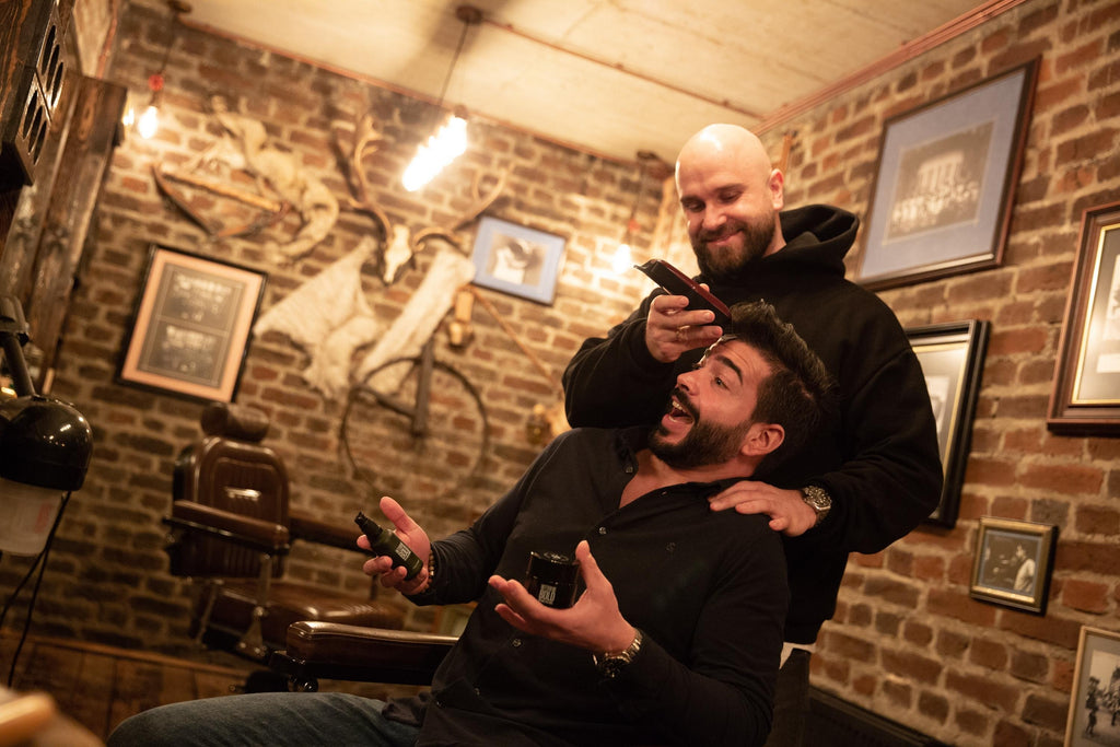 Better Be Bold-Gründer Dennis Baltzer und Roberto Bianco im Barbershop